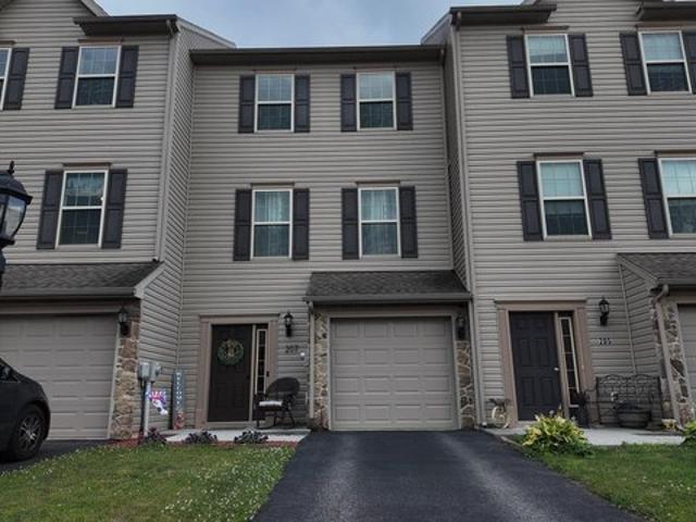 Townhouse for sale in New Oxford, Pennsylvania