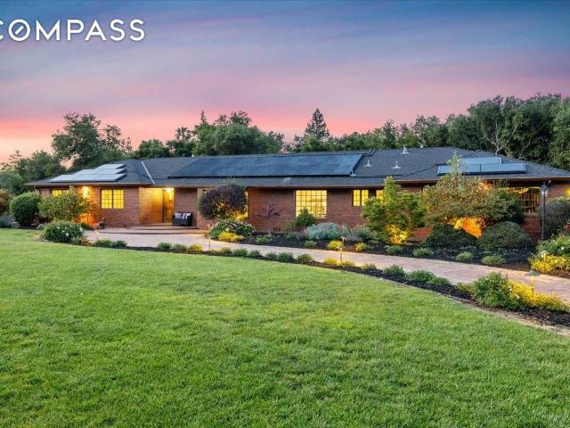 House for sale in Saratoga