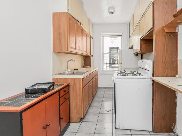 Property for sale in The Bronx, Arverne