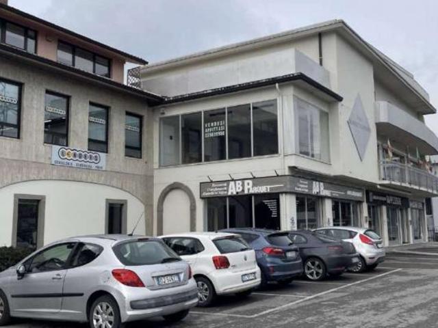 Locale Commerciale in vendita a Bruntino, Villa D'almè
