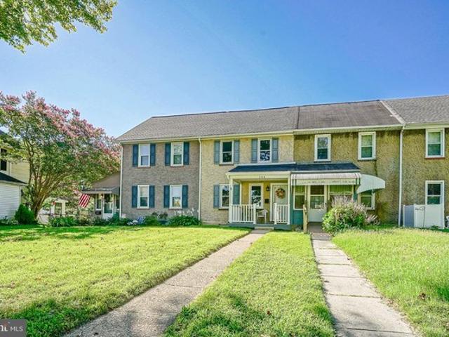 Townhouse for sale in Commerce, New Jersey