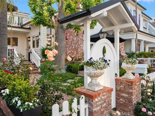 House for sale in Balboa Island, Newport Beach