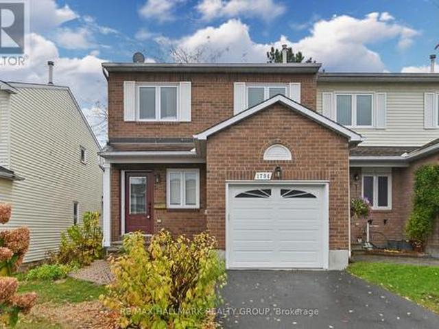 Townhouse for sale in Queenswood Heights, Ottawa