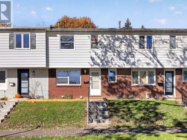 Townhouse for sale in Viscount Alexander Park, Ottawa