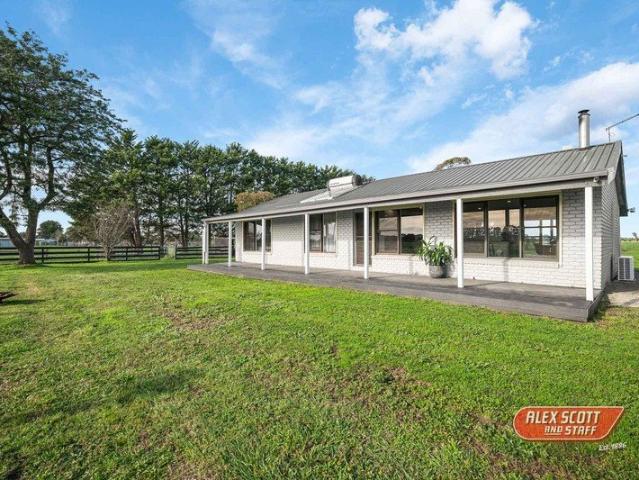 Cottage for sale in Camerons Creek, Victoria