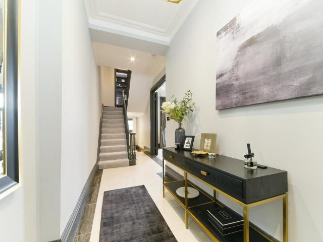 House for rent in Lot's Village, Greater London