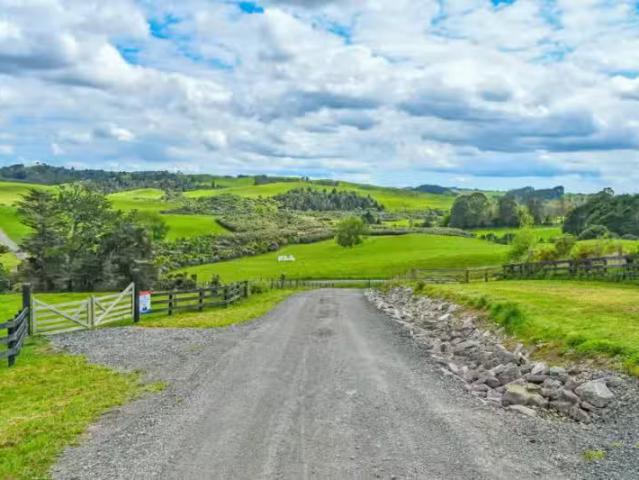 House for sale in Awhitu