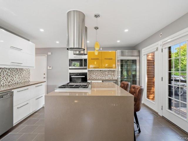 Condo for sale in The Hamlet, Jericho