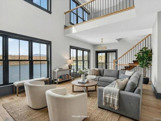 Townhouse for sale in Bloomington, New York