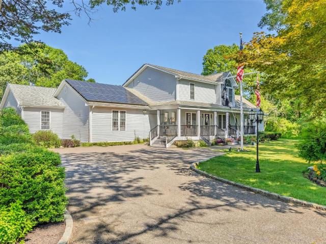 House for sale in Manorville