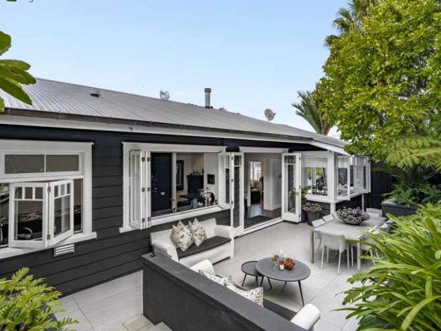 House for sale in Narrow Neck