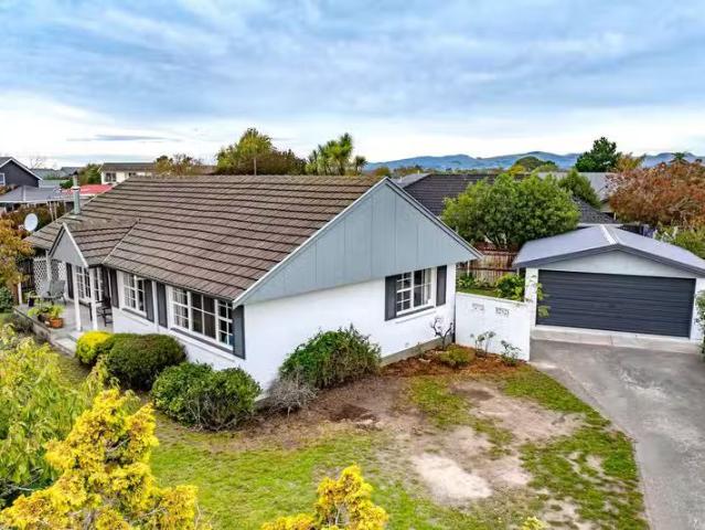 House for sale in Chaslands, Canterbury