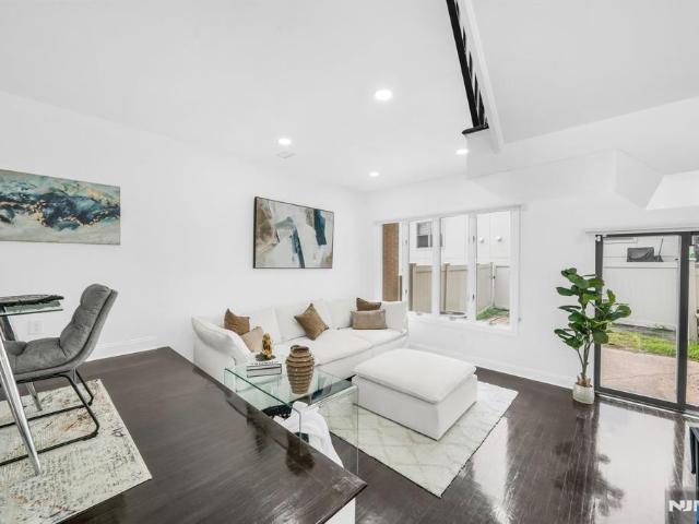 House for sale in Edgewater, New Jersey