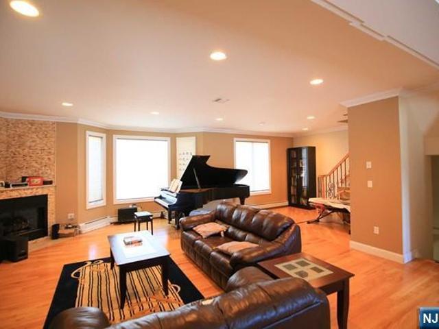 Condo for sale in Palisades Park, New Jersey
