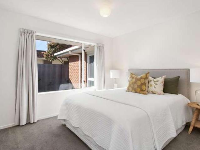 Townhouse for sale in Chaslands, Canterbury