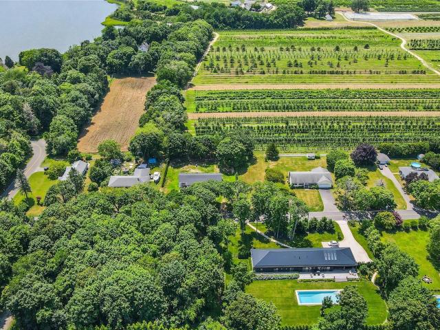 House for sale in Fleet Neck, Town of Southold