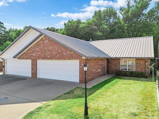 Townhouse for sale in Paverstone Place, Longview