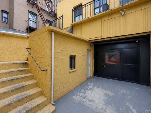 House for sale in The Bronx, Arverne