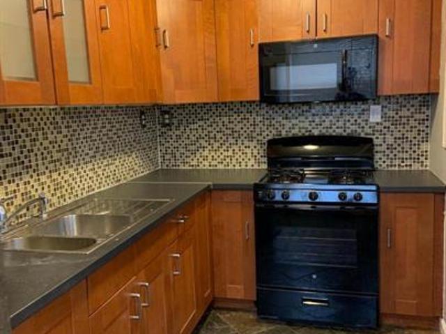 Townhouse for sale in Darby
