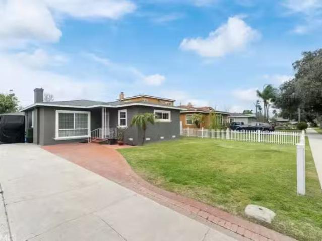 House for sale in Santa Ana