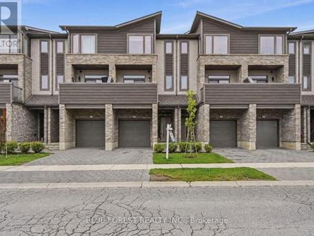 Townhouse for sale in Summerside, London