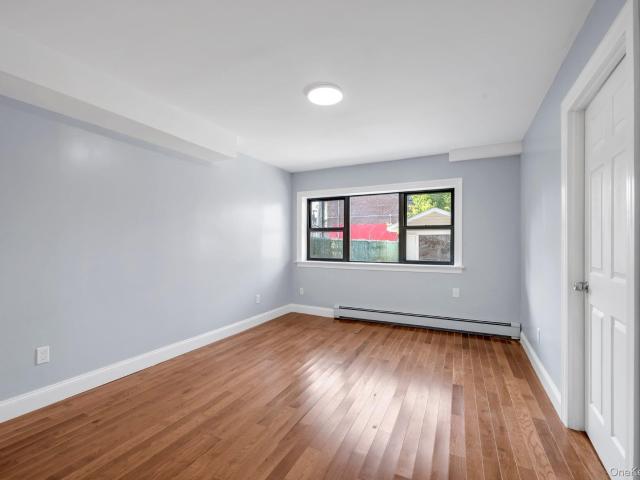 House for sale in The Bronx, Arverne