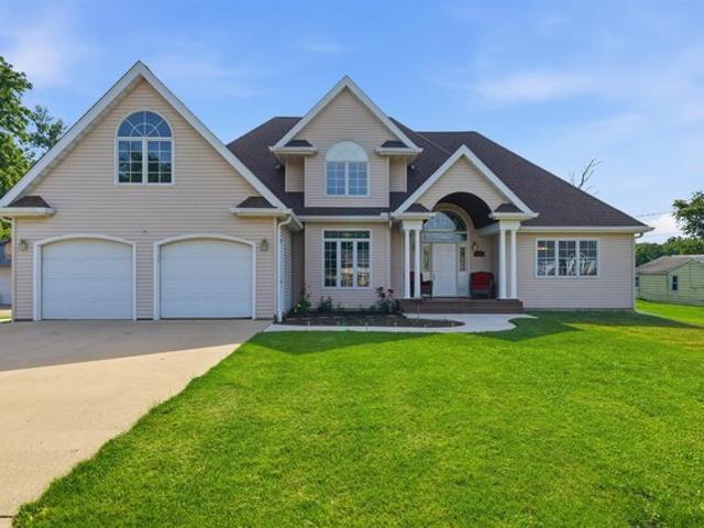 House for sale in Washington, Illinois