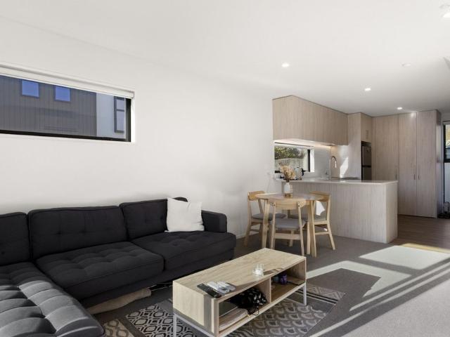 Townhouse for rent in Chaslands, Canterbury
