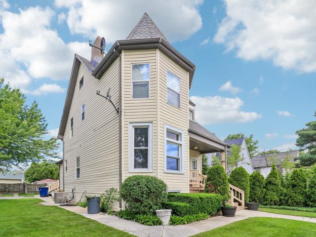 House for sale in Great Lakes, Illinois