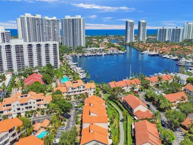 Townhouse for rent in Aventura