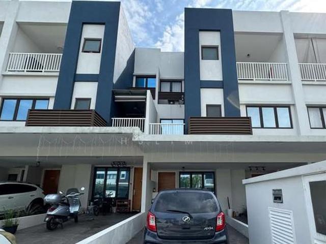 Townhouse for rent in Tanjong Sepat, Selangor