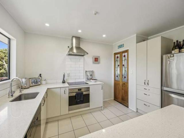 House for sale in Oratia