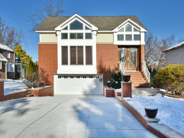 House for sale in Queens, Arverne