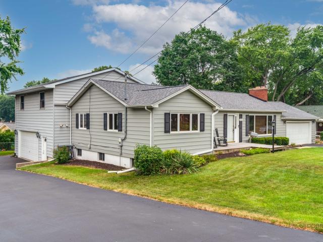House for sale in Mchenry, Illinois