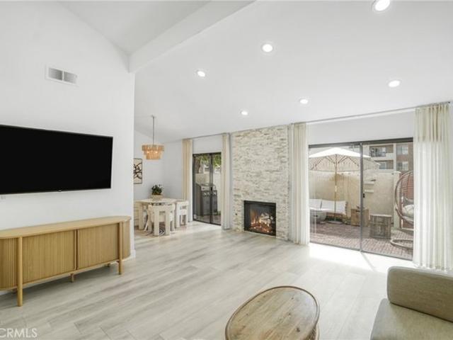 Townhouse for sale in Woodland Hills-Warner Center Neighborhood Council District, Canoga Park