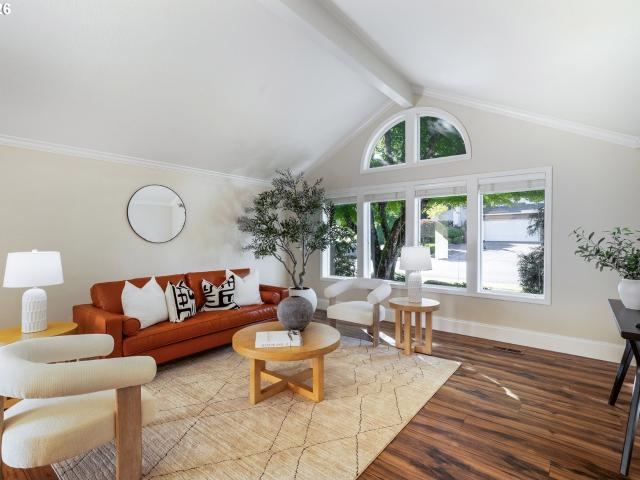 House for sale in Flintridge Village Homeowner Condominiums Association, Eugene