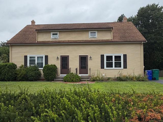 Townhouse for rent in Bristol, Massachusetts