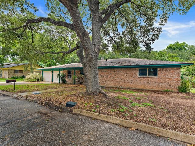 House for sale in Luling, Texas