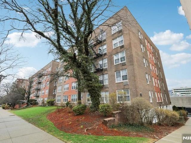 Condo for sale in Fort Lee, New Jersey