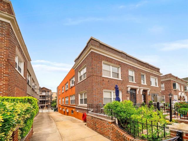 Townhouse for sale in Astoria
