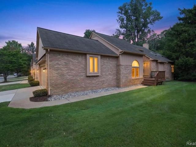 Condo for sale in Commerce Township, Michigan