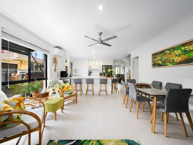 Apartment for rent in Paradise Point, Gold Coast City