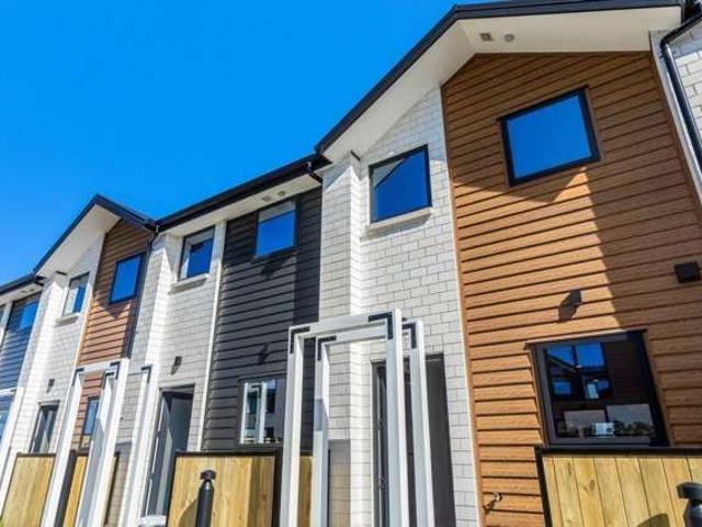 Townhouse for rent in Massey, Henderson-Massey