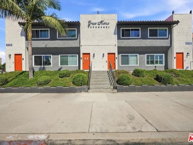 Townhouse for sale in Carson, California