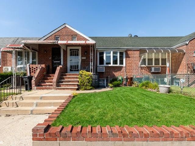 Townhouse for sale in Arverne, New York