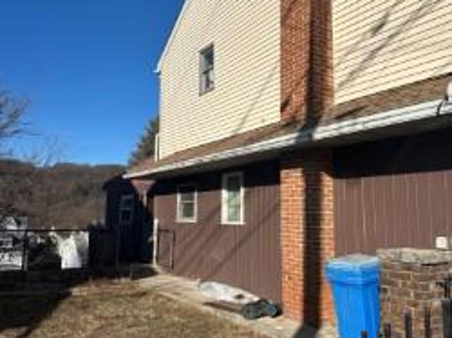 Townhouse for sale in Mount Carmel, Pennsylvania