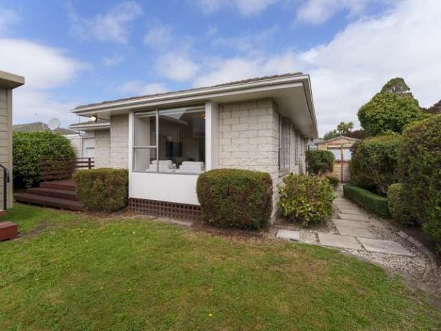 Townhouse for sale in Chaslands, Canterbury