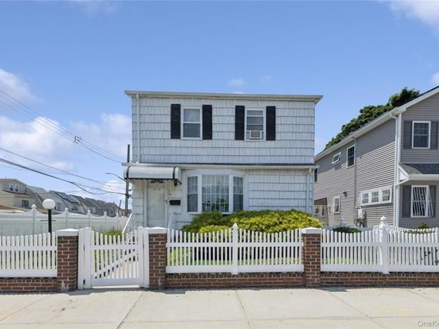 Townhouse for sale in Queens, Arverne