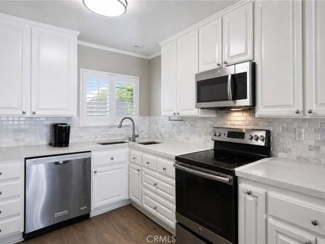 Townhouse for sale in Lakeside Park Condominiums, Lake Forest