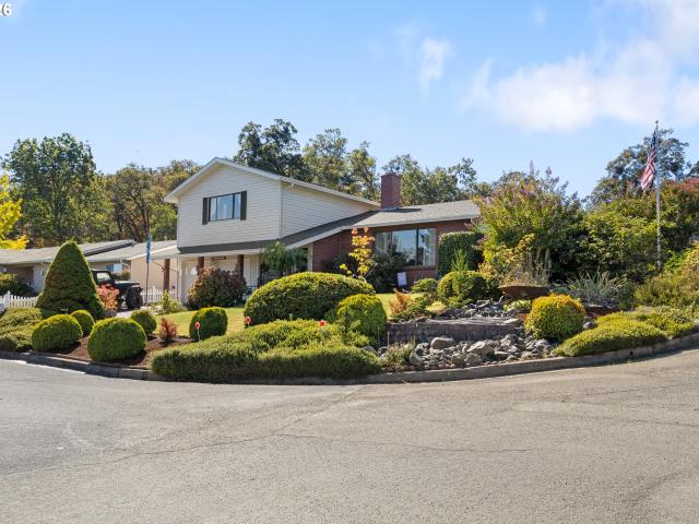 House for sale in Roseburg, Douglas County